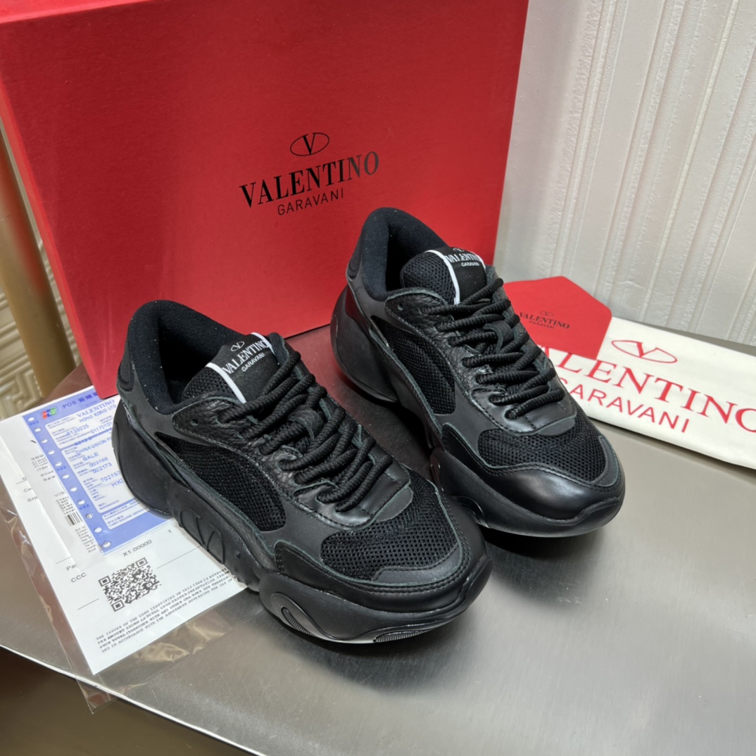 Valentino华伦天奴2022早春系列情侣款💑运动鞋重磅来袭.经典标志性logo大底图案与靓丽彩色鞋面碰撞💋💋闪动个性锋芒.女款35-41。男款38-45[胜利]