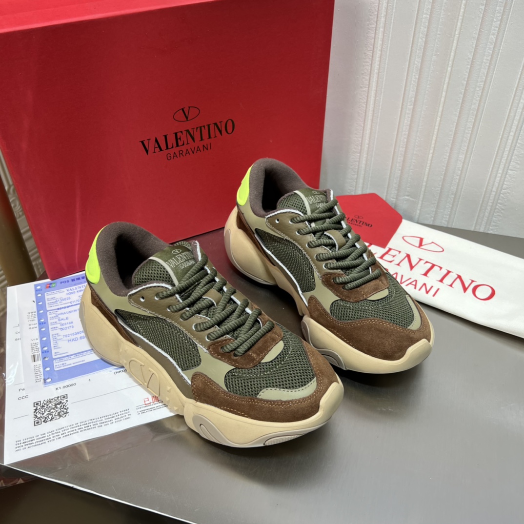 Valentino华伦天奴2022早春系列情侣款💑运动鞋重磅来袭.经典标志性logo大底图案与靓丽彩色鞋面碰撞💋💋闪动个性锋芒.女款35-41。男款38-45[胜利]