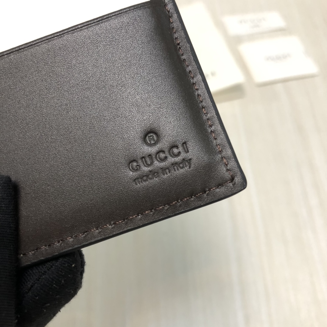 由G家最具辨识性的两种标志 — GG图案和织带精心搭配制作。此款短皮夹采用GG Supreme高级人造帆
