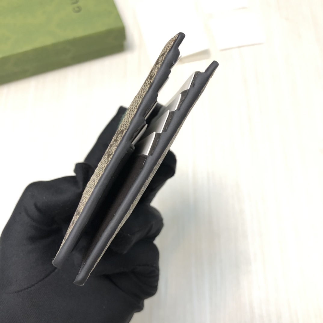 由G家最具辨识性的两种标志 — GG图案和织带精心搭配制作。此款短皮夹采用GG Supreme高级人造帆