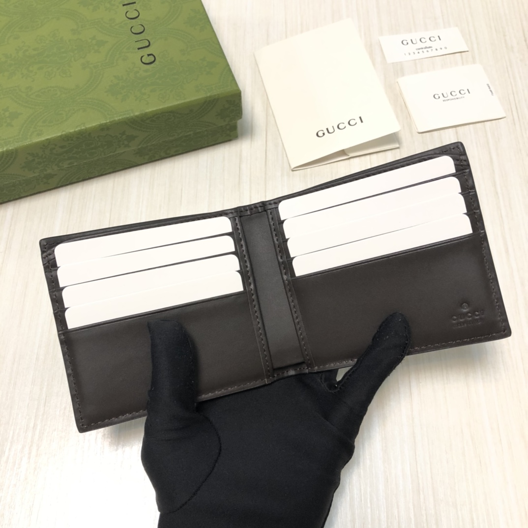 由G家最具辨识性的两种标志 — GG图案和织带精心搭配制作。此款短皮夹采用GG Supreme高级人造帆