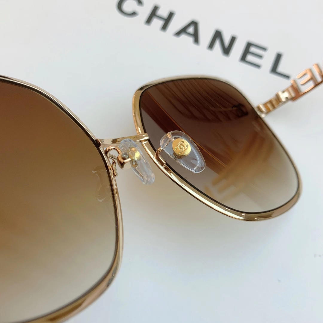 ，【CHANE*】香奈*儿新款太阳镜，镜片标志性logo尽显大牌风范，镜腿金属CHANEL吸引眼球，mo