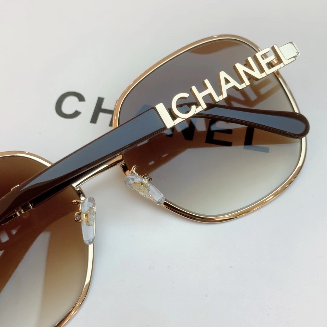 ，【CHANE*】香奈*儿新款太阳镜，镜片标志性logo尽显大牌风范，镜腿金属CHANEL吸引眼球，mo