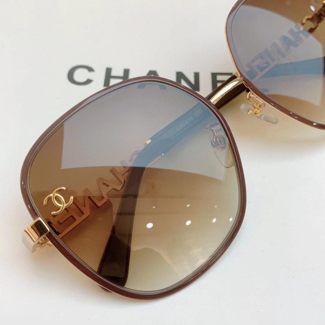 ，【CHANE*】香奈*儿新款太阳镜，镜片标志性logo尽显大牌风范，镜腿金属CHANEL吸引眼球，mo