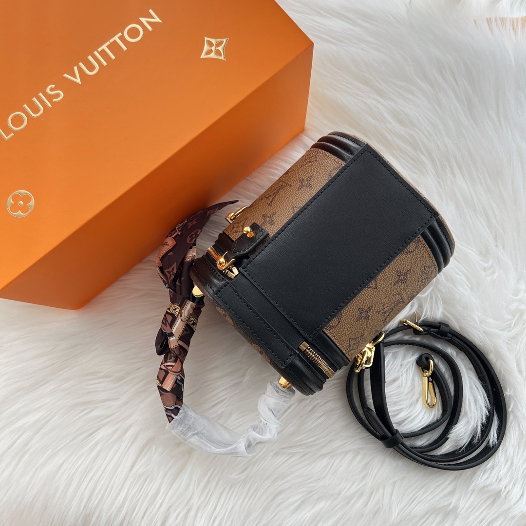 LV圆筒包 高端版本💰260 礼盒配丝巾. 借鉴历史悠久的LV Cannes化妆箱造型.女装艺术总监Nicolas Ghesquière以此款半硬质手袋重现昔日经典的魅力.由Monogram与Monogram Reverse涂层帆布混合面料.充满路易威登传统特色的外观设计.十分雅致.配有顶部手柄和可脱卸皮革肩带.提供多种背携方式. 规格：17*15*15cm
