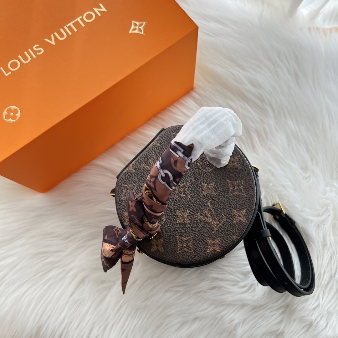 LV圆筒包 高端版本💰260 礼盒配丝巾. 借鉴历史悠久的LV Cannes化妆箱造型.女装艺术总监Nicolas Ghesquière以此款半硬质手袋重现昔日经典的魅力.由Monogram与Monogram Reverse涂层帆布混合面料.充满路易威登传统特色的外观设计.十分雅致.配有顶部手柄和可脱卸皮革肩带.提供多种背携方式. 规格：17*15*15cm