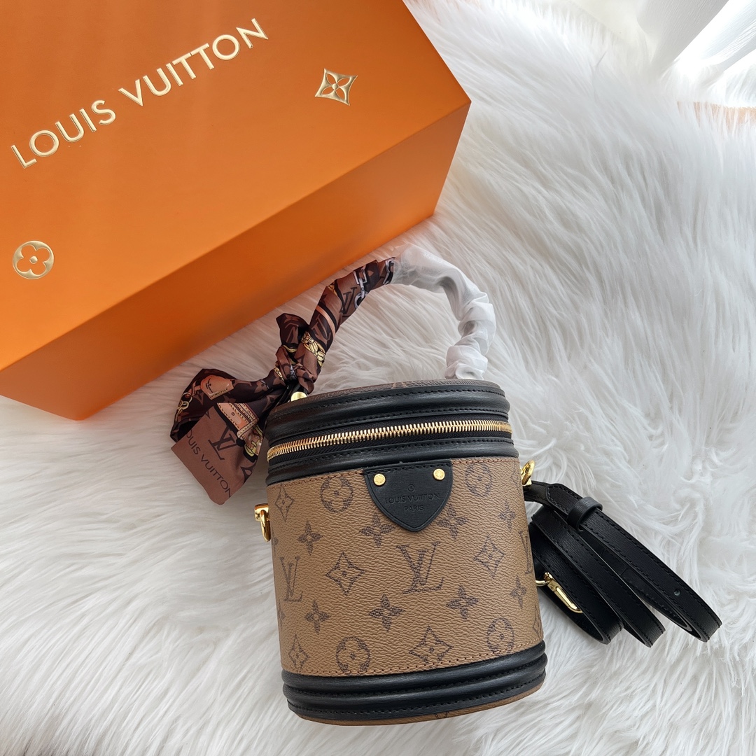 LV圆筒包 高端版本💰260 礼盒配丝巾. 借鉴历史悠久的LV Cannes化妆箱造型.女装艺术总监Nicolas Ghesquière以此款半硬质手袋重现昔日经典的魅力.由Monogram与Monogram Reverse涂层帆布混合面料.充满路易威登传统特色的外观设计.十分雅致.配有顶部手柄和可脱卸皮革肩带.提供多种背携方式. 规格：17*15*15cm