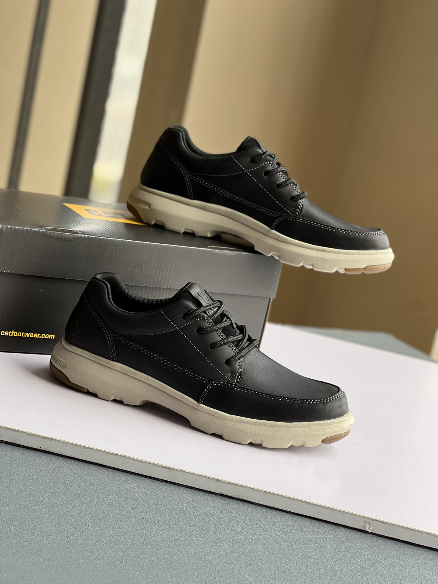 NO:274925,Category: Classic, single tail, one of the favorite brands of outdoor sports enthusiasts, specializes in treating all kinds of unhappy, very light and comfortable on the feet, super suitable for outdoor sports. High-quality matte cowhide upper with a retro texture, comfortable to wear, wear-proof and wear-resistant. The inner part of the fabric is very delicate, comfortable to wear, breathable and not stuffy. Foam rubber sole, wear-resistant and light, shock-absorbing and fatigue-resistant, has a good rebound effect. It is not picky at all. Size 39-44, leather shoe size standard size.,, cowhide19860909批 经典款,正单尾货,如假包退户外运动爱好者最爱的品牌之一,专治各种不帅,上脚非常轻便舒适,超级适合户外运动 优质磨砂牛皮鞋面,自带复古质感,穿着舒适,防磨又耐穿. 织物内里,非常精致,穿着舒服,透气不闷脚. 发泡橡胶底,耐磨又轻便,减震抗疲劳,回弹效果好.而且一点儿也不挑年龄. 尺码39-44,皮鞋码标准尺码.,,cowhide,Men's shoes