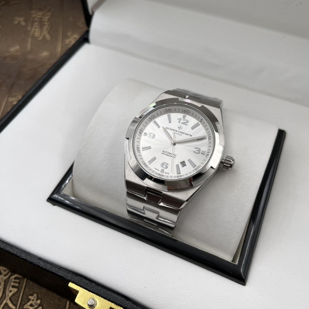 提及江诗丹顿的Overseas纵横四海,就不得不说到它的前身表款“222”.虽然带有棱角的表壳早在1930年代就被江诗丹顿所应用过,但当时并没有形成风潮.直到1971年,Gerald Genta为钟表品牌爱彼设计出了皇家橡树系列.Gerald Genta和他的设计理念开始席卷瑞士制表业.纵横四海 高雅品位 热卖爆款 超高性价比🏆多功能新品手表 精品男士腕表 精湛做工 真牛皮表带 内置:进口2813机芯.品质保证 矿物质强化玻璃 高通透 脱俗气质 应对任何场合都有强大的气场 实物动人 经典永恒 卓越品质 🚪出品尺寸:直径42mm