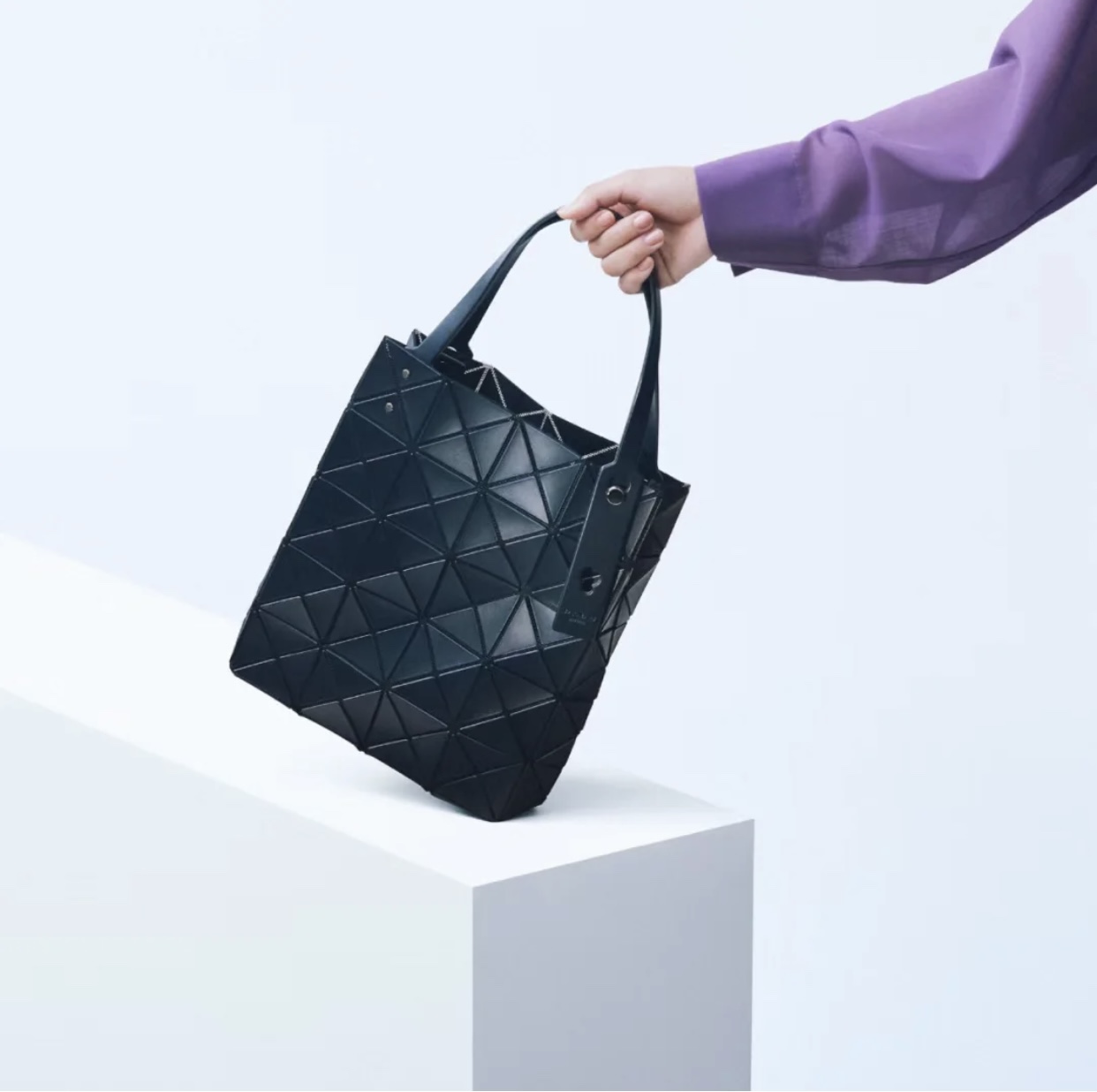 ISSEYMIYAKE三宅一生LUCENT BOXY 系列手提袋BB21-AG852