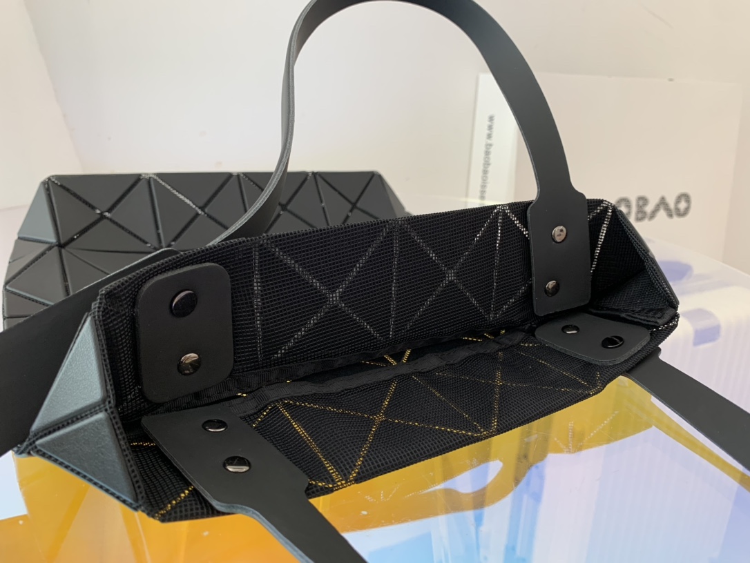 ISSEYMIYAKE三宅一生LUCENT BOXY 系列手提袋BB21-AG852