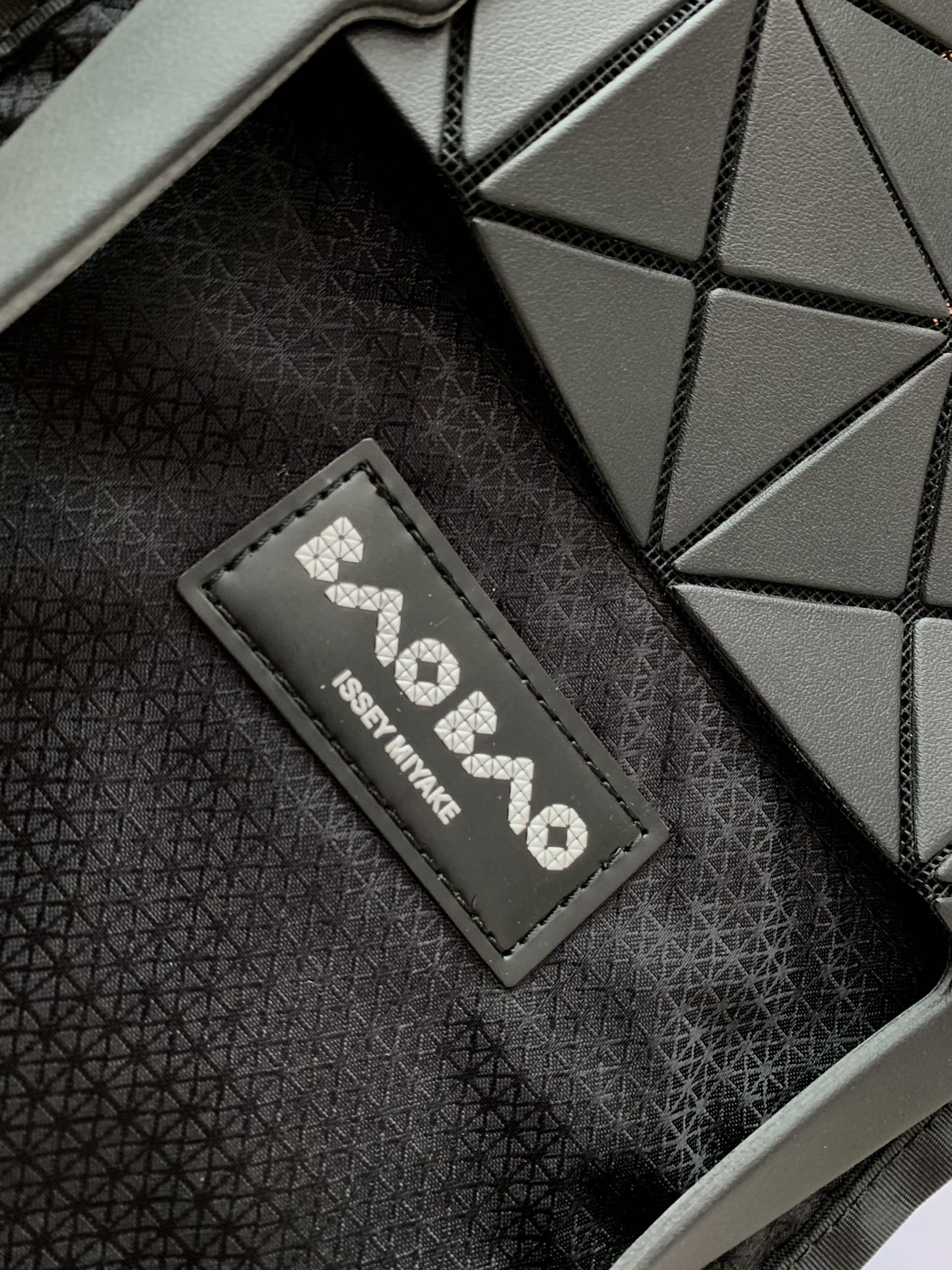 ISSEYMIYAKE三宅一生LUCENT BOXY 系列手提袋BB21-AG852