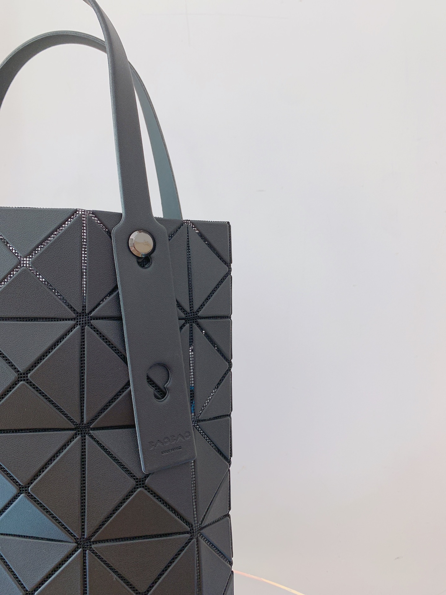 ISSEYMIYAKE三宅一生LUCENT BOXY 系列手提袋BB21-AG852