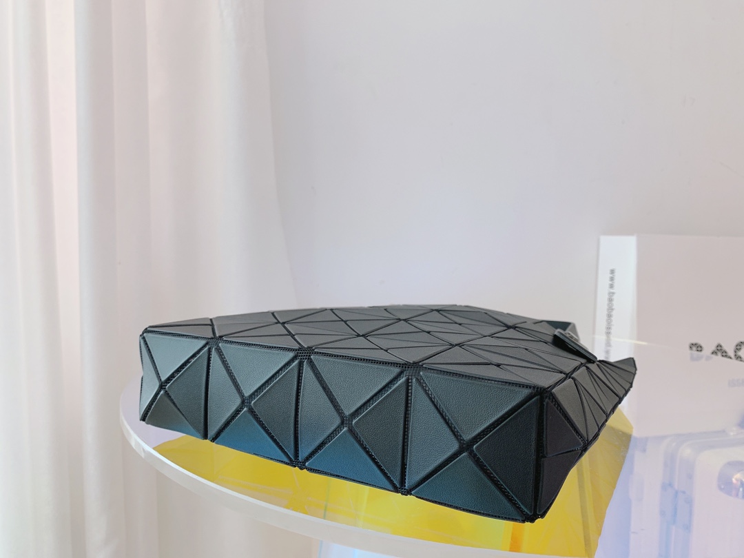 ISSEYMIYAKE三宅一生LUCENT BOXY 系列手提袋BB21-AG852