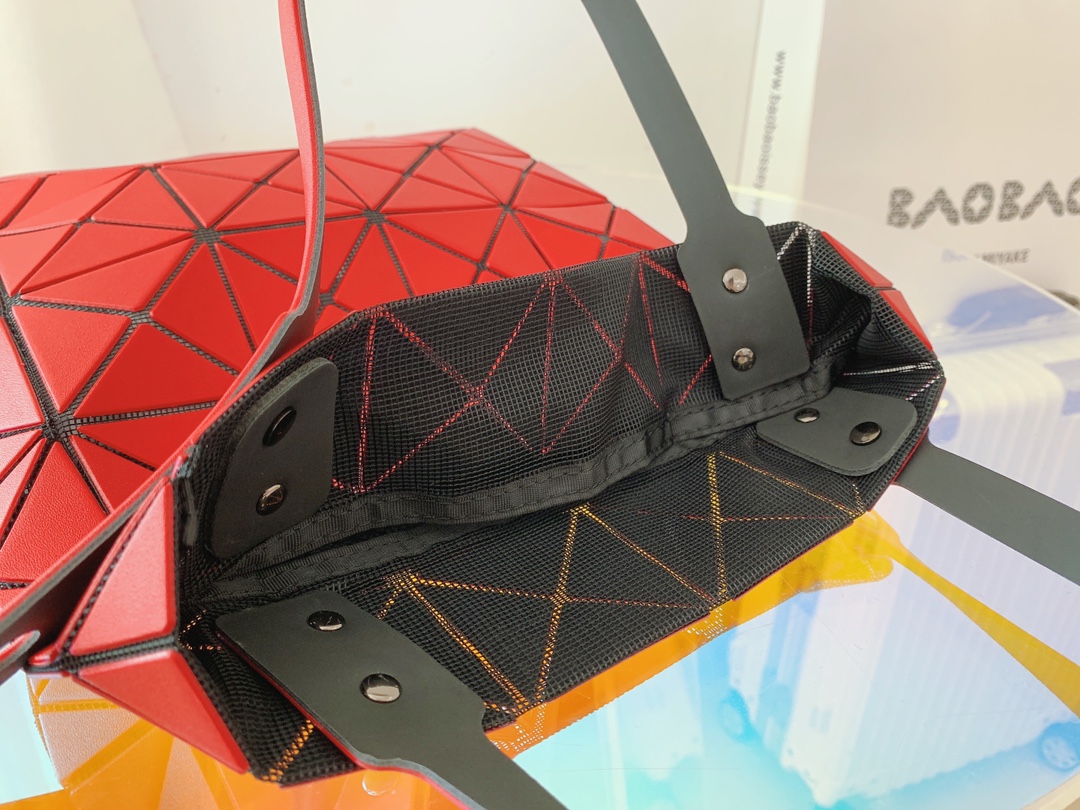 ISSEYMIYAKE三宅一生LUCENT BOXY 系列手提袋BB21-AG852