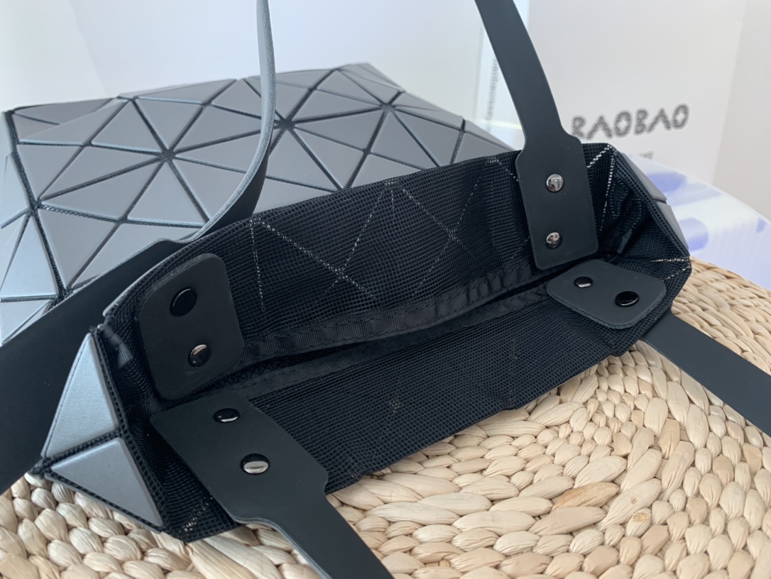 ISSEYMIYAKE三宅一生LUCENT BOXY 系列手提袋BB21-AG852