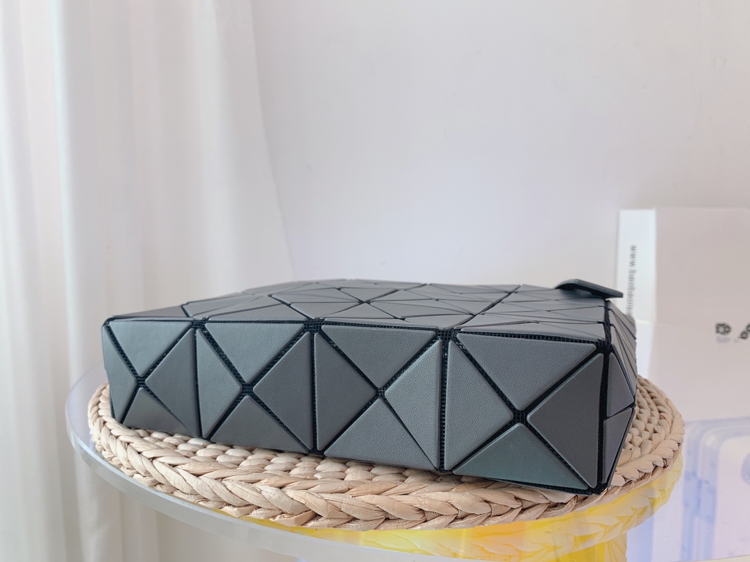 ISSEYMIYAKE三宅一生LUCENT BOXY 系列手提袋BB21-AG852