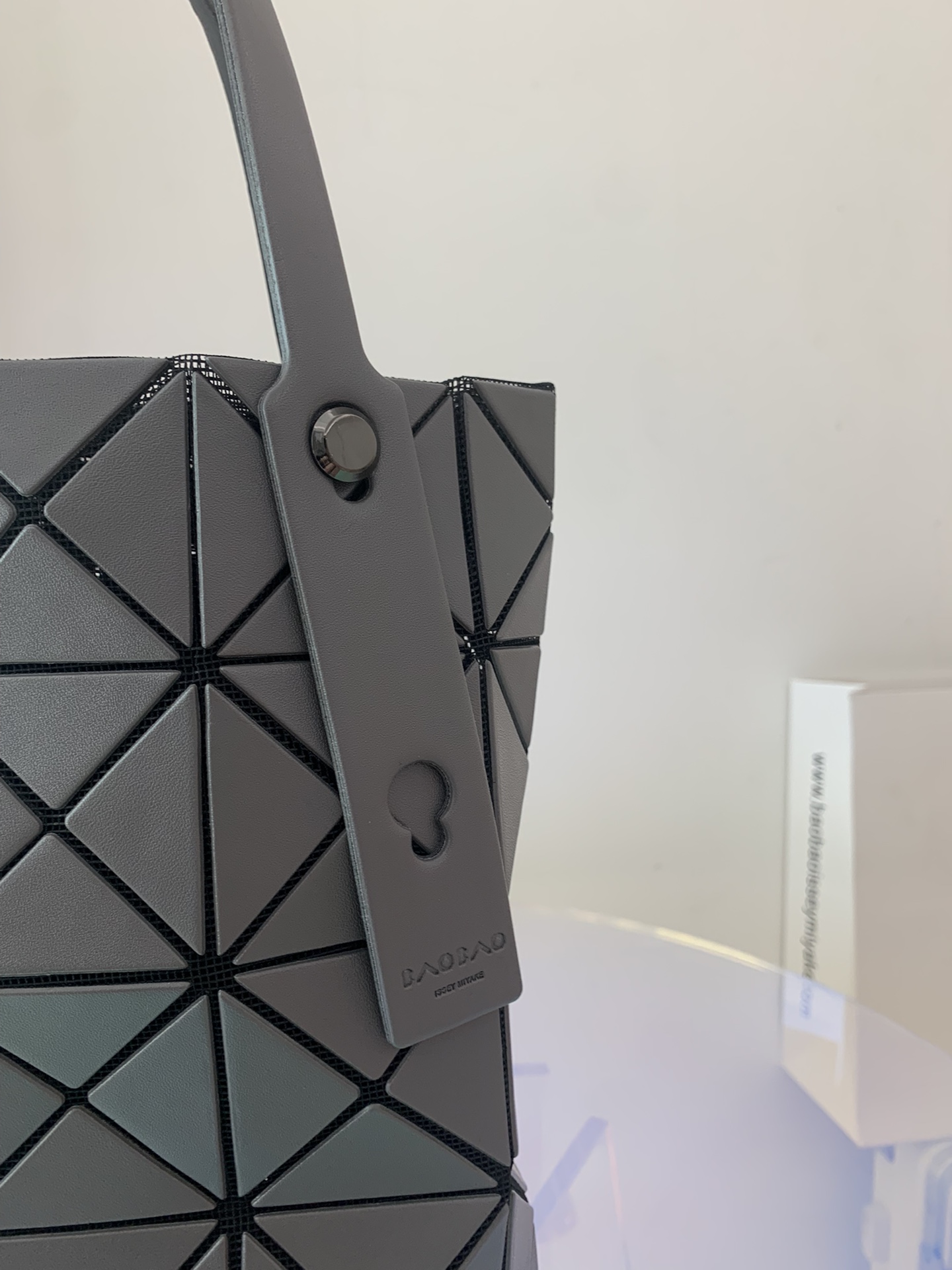 ISSEYMIYAKE三宅一生LUCENT BOXY 系列手提袋BB21-AG852