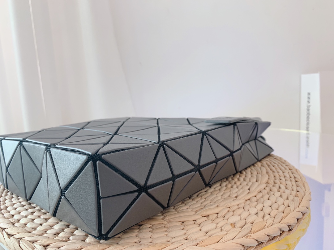 ISSEYMIYAKE三宅一生LUCENT BOXY 系列手提袋BB21-AG852