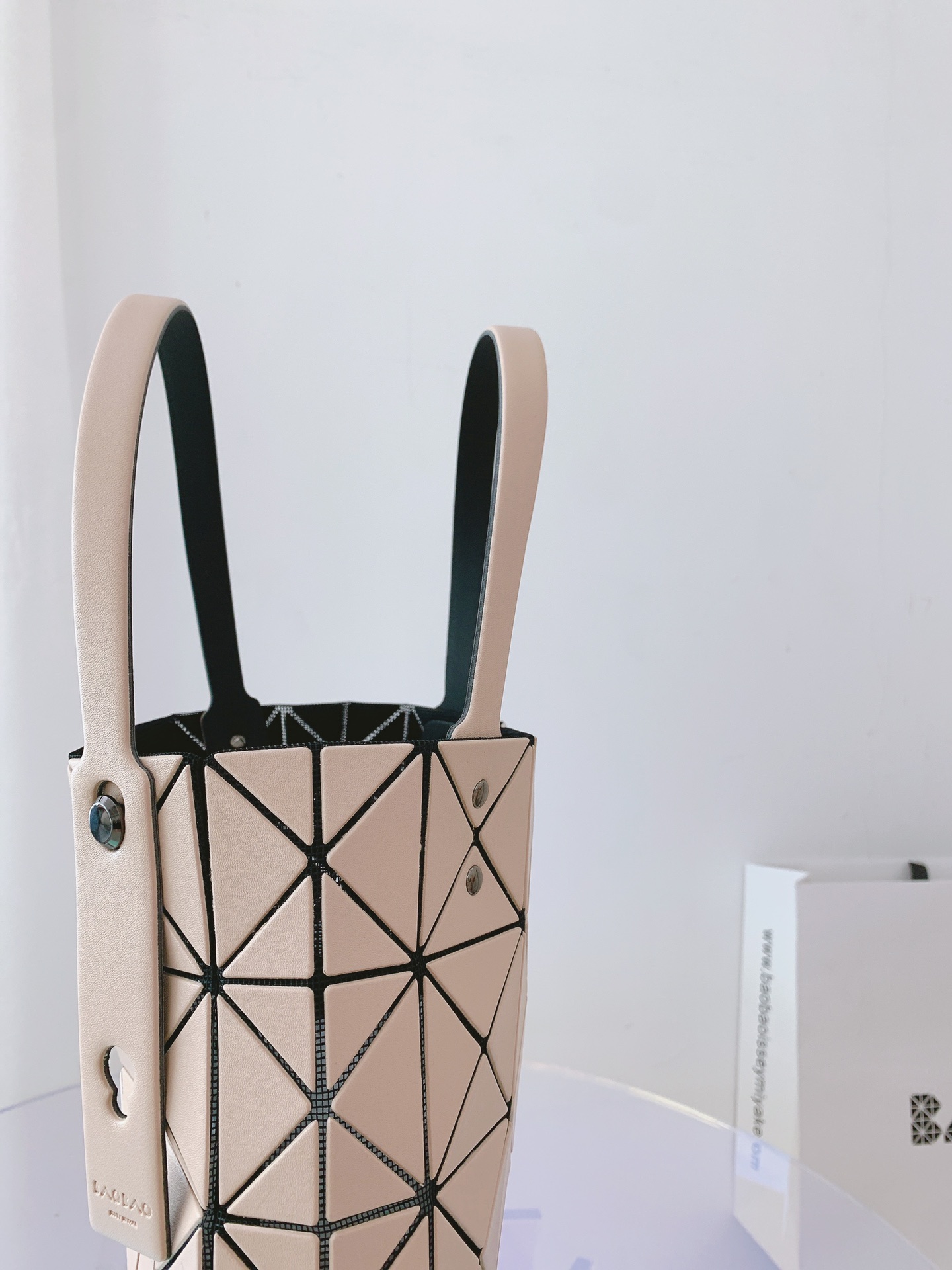 ISSEYMIYAKE三宅一生LUCENT BOXY 系列手提袋BB21-AG852