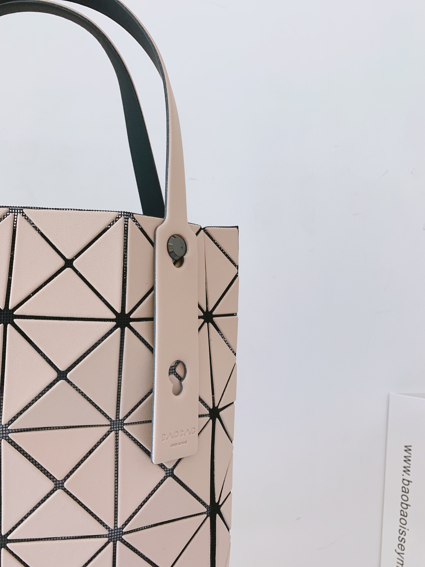 ISSEYMIYAKE三宅一生LUCENT BOXY 系列手提袋BB21-AG852