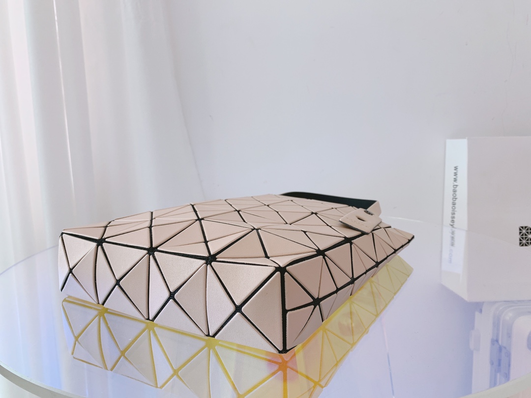 ISSEYMIYAKE三宅一生LUCENT BOXY 系列手提袋BB21-AG852