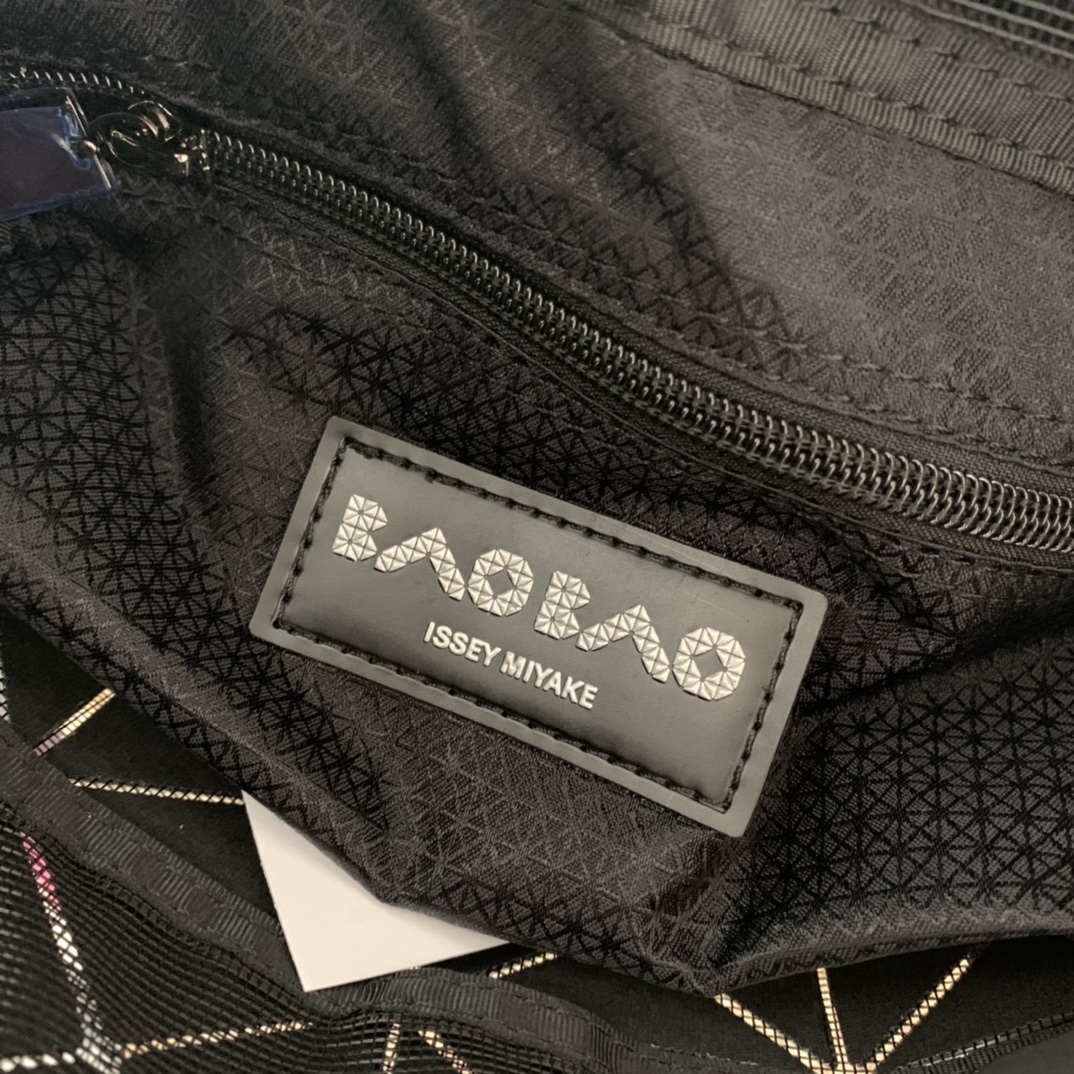 ISSEYMIYAKE三宅一生LUCENT BOXY 系列手提袋BB21-AG852