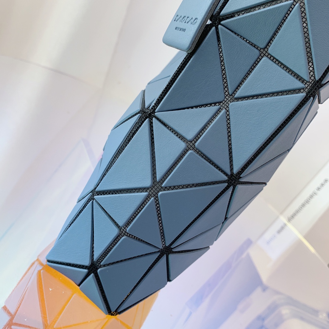 ISSEYMIYAKE三宅一生LUCENT BOXY 系列手提袋BB21-AG852