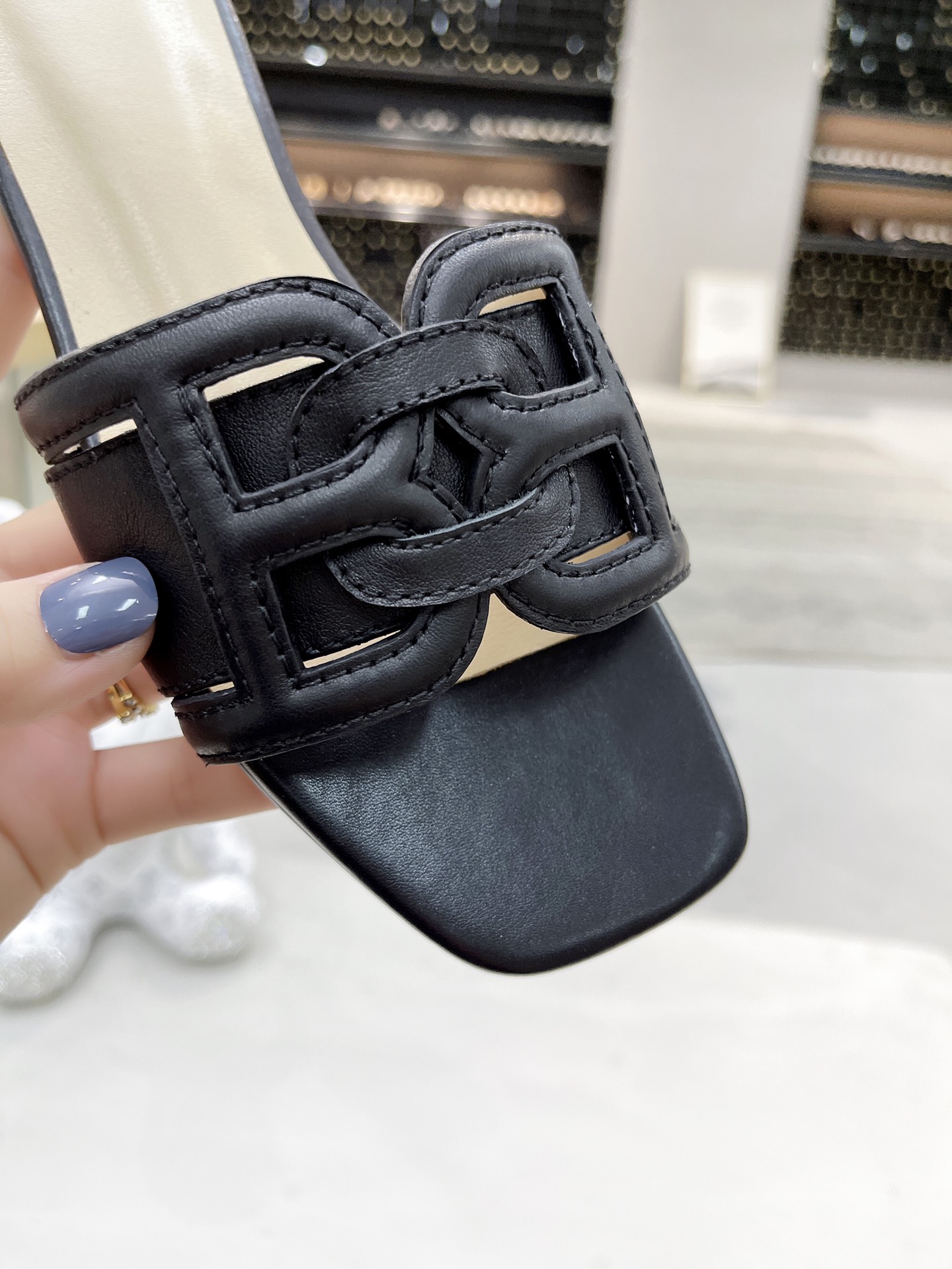 I0   Bally /巴利官网PEONIFLAT女款拖鞋🩴出货了鞋子工艺复杂，6⃣️个颜色上脚都好看🔜码段：35-3940 41 42特殊码定做不退换