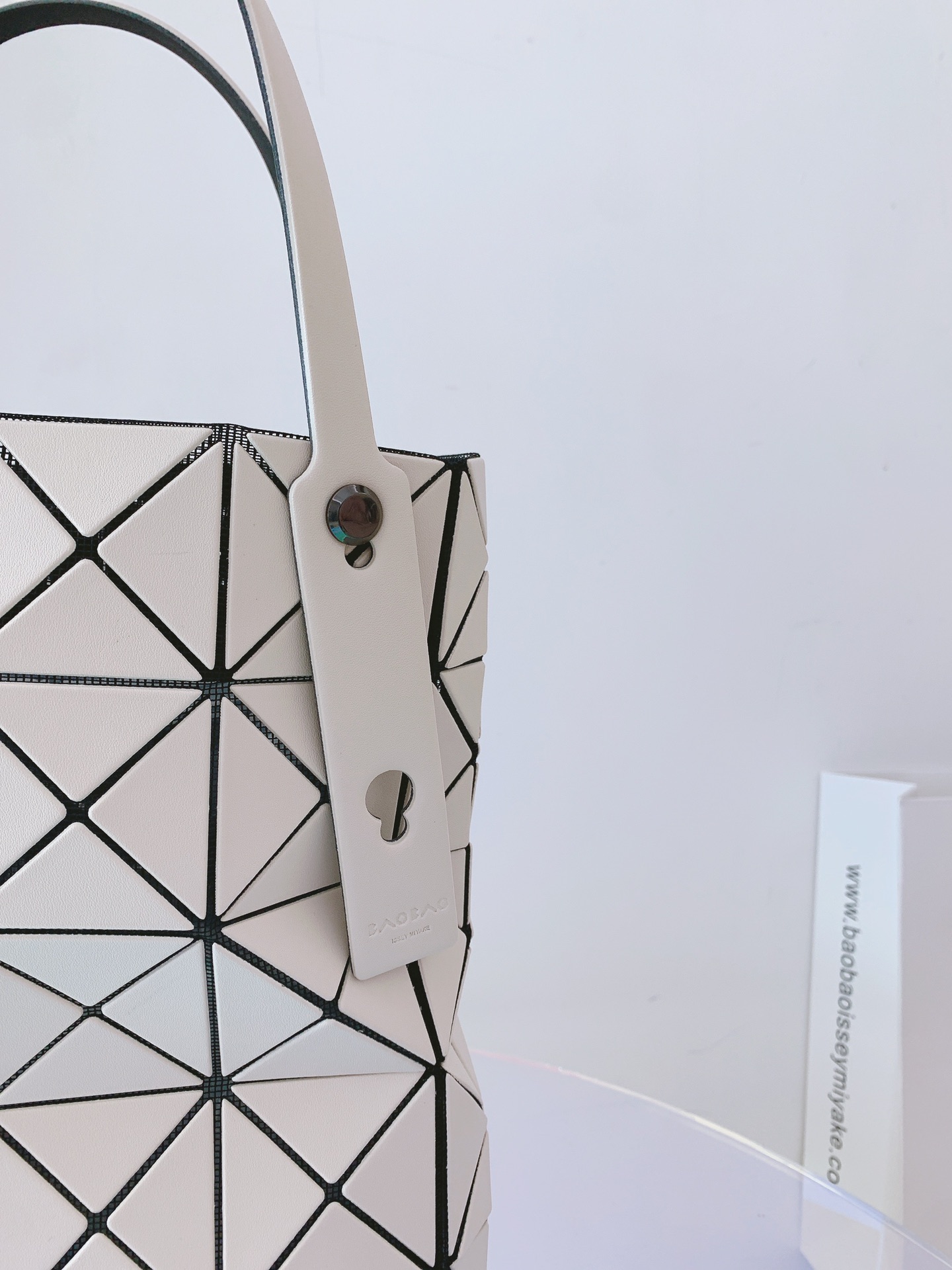 ISSEYMIYAKE三宅一生LUCENT BOXY 系列手提袋BB21-AG852