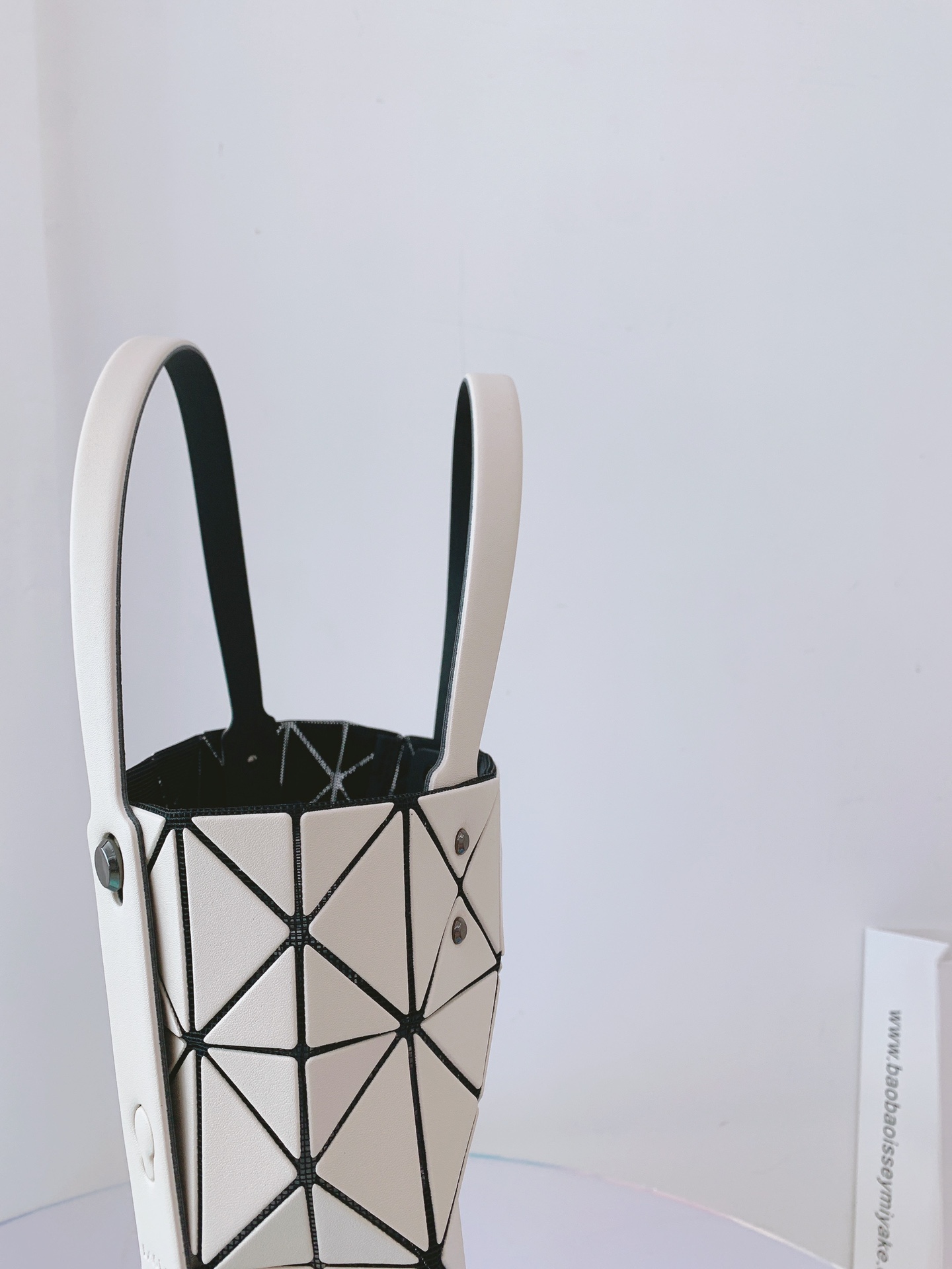 ISSEYMIYAKE三宅一生LUCENT BOXY 系列手提袋BB21-AG852