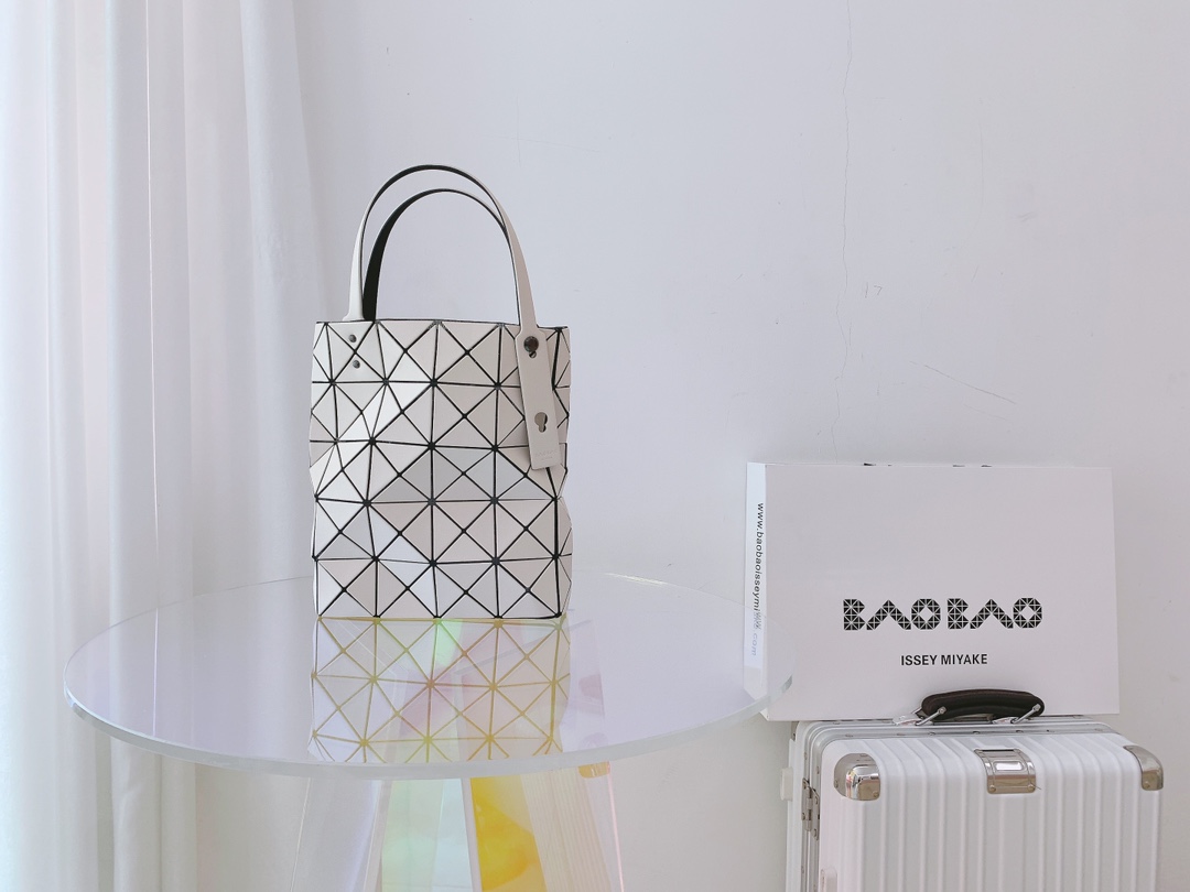 ISSEYMIYAKE三宅一生LUCENT BOXY 系列手提袋BB21-AG852