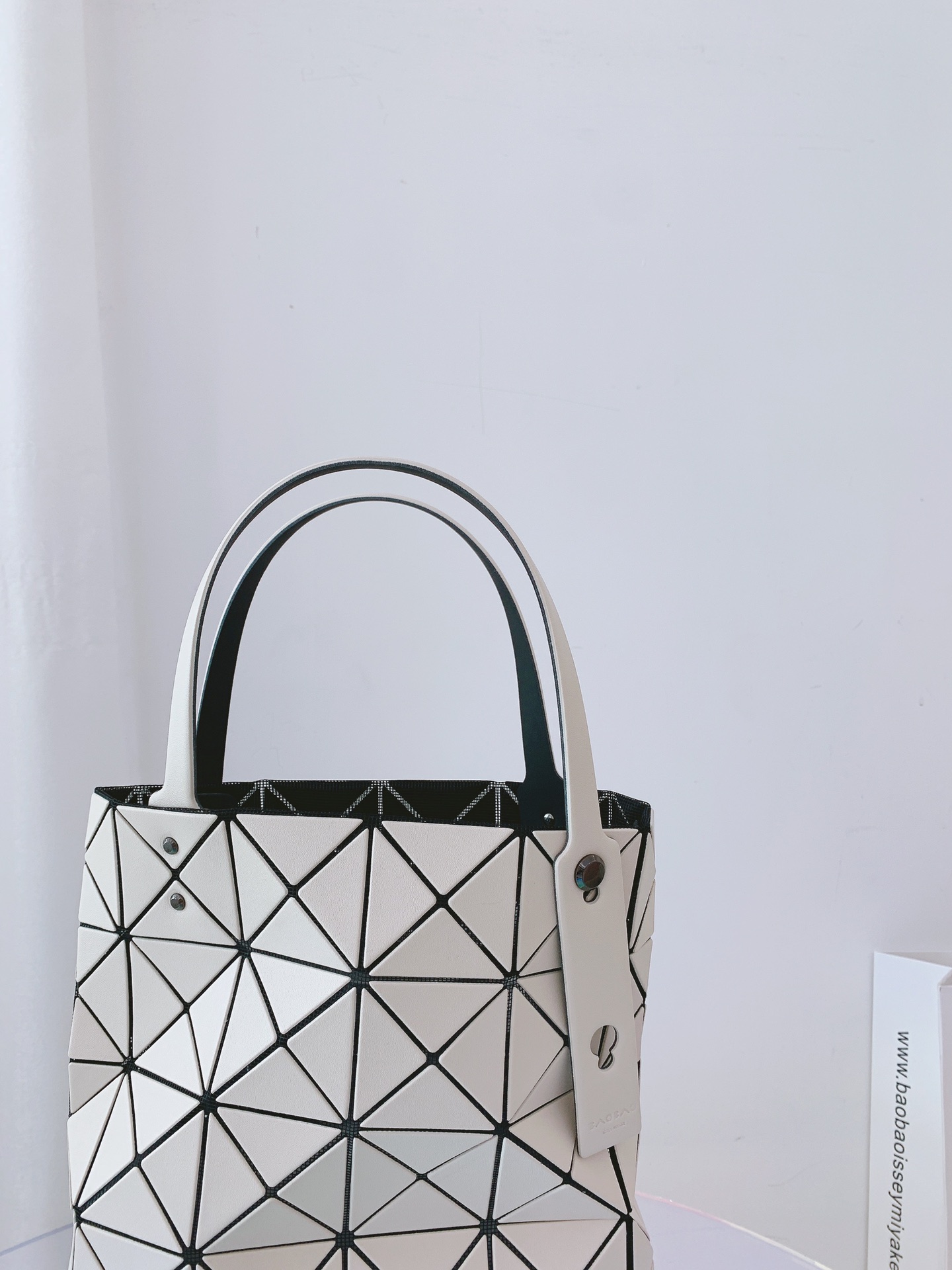 ISSEYMIYAKE三宅一生LUCENT BOXY 系列手提袋BB21-AG852