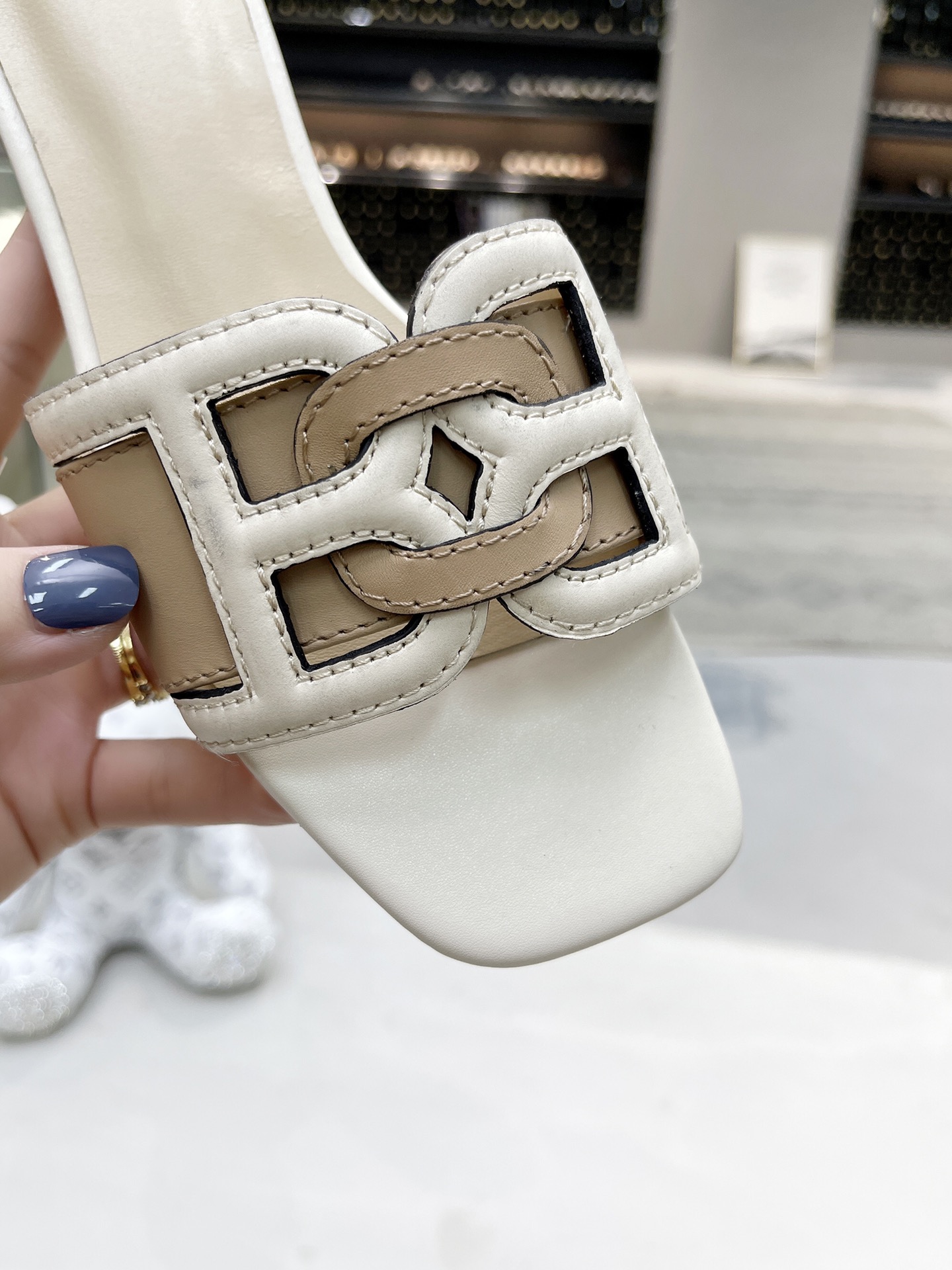 I0  Bally /巴利官网PEONIFLAT女款拖鞋🩴出货了鞋子工艺复杂，6⃣️个颜色上脚都好看🔜码段：35-3940 41 42特殊码定做不退换