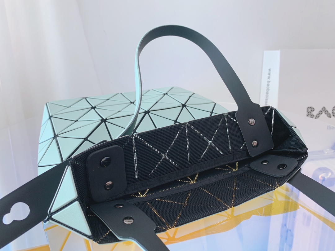 ISSEYMIYAKE三宅一生LUCENT BOXY 系列手提袋BB21-AG852