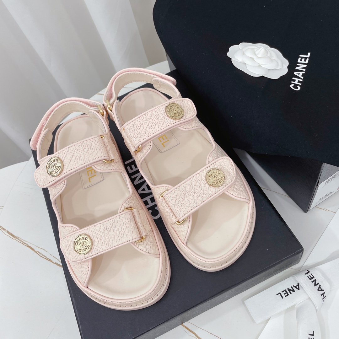 NO:165454,Top version CHANEL Chanel beach sandals highest version on the market Xiaoxiang Velcro sandals series Original one to one Heavy industry creation Super genuine style Fully custom-made and good materials Imported sheepskin Trim original resin buckle Inner/foot pad All imported mixed-bred sheepskin Outsole rubber sole, thickened double-layer genuine leather outsole Size 35~40# (can be customized for 41 without return or exchange), sandals, chanel, chanel, sandals, sheepskin, Leather soles19860909顶级版本 CHANEL 香奈儿沙滩凉鞋市面最高版本  小香魔术贴凉鞋系列 原版一比一 重工打造 超正版型 全对原版定制上好材料 进口羊皮 饰扣原版树脂扣 内里/垫脚 包中底全部进口混种羊皮 大底橡胶底 ,加厚双层真皮大底 码数35～40#（可定做41不退换）,凉鞋,chanel,chanel,sandals,sheepskin,Leather soles,Women's Shoes