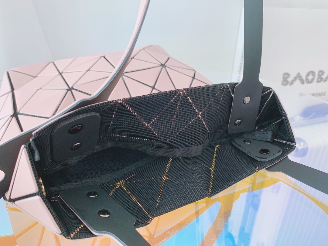 ISSEYMIYAKE三宅一生LUCENT BOXY 系列手提袋BB21-AG852