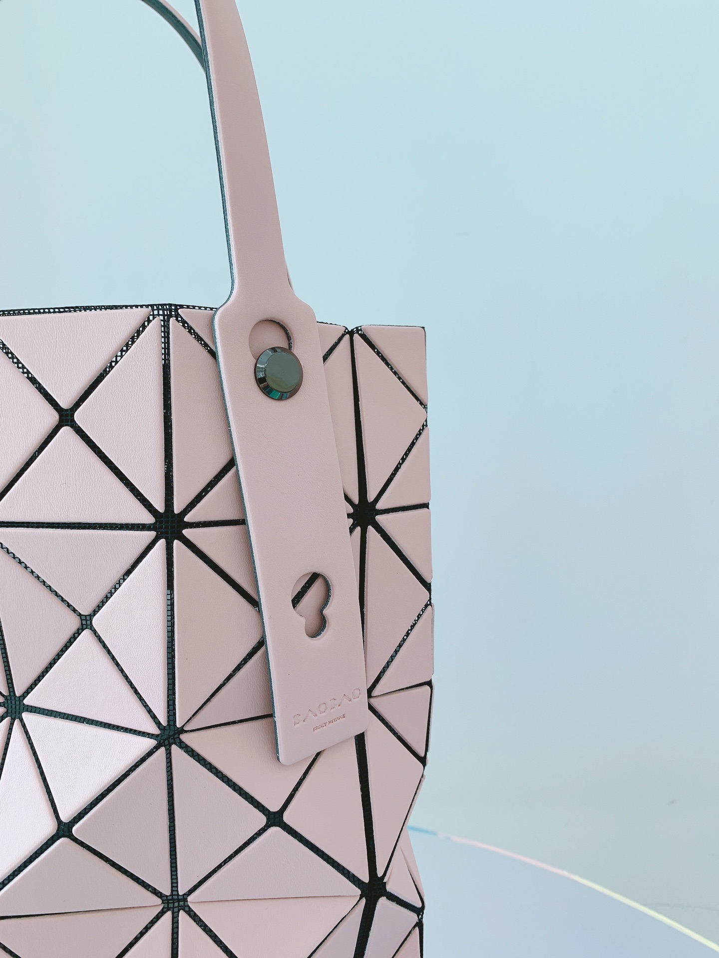 ISSEYMIYAKE三宅一生LUCENT BOXY 系列手提袋BB21-AG852