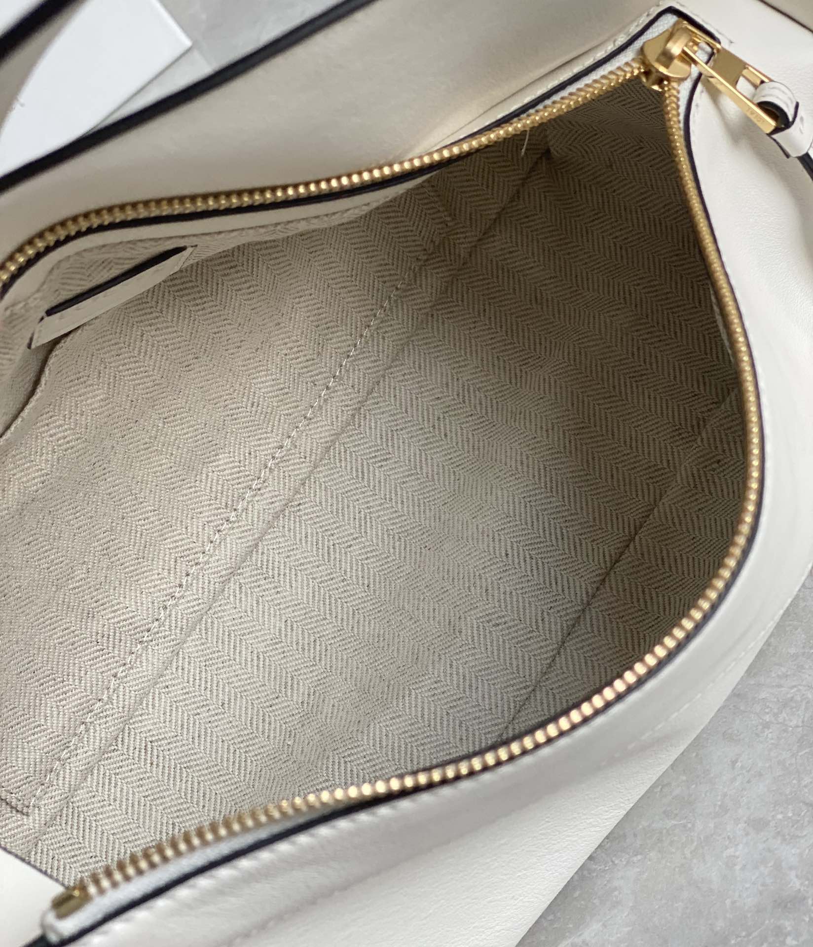 LOEWE罗意威Puzzle hobo腋下包 0673白色