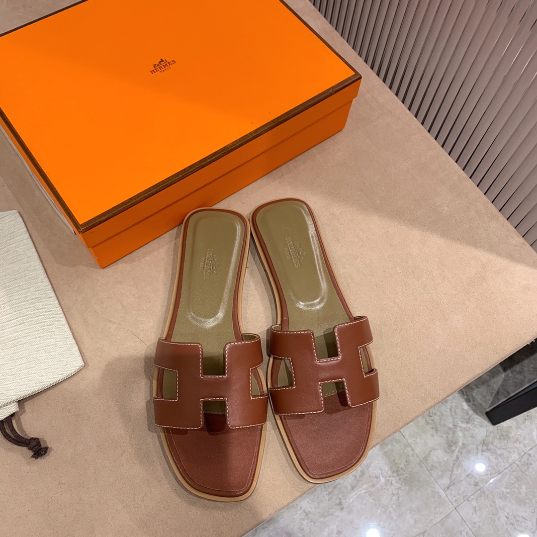 NO:262211,Classic cowhide leather cross series, new version (Hermès), packaging upgrade, pattern workmanship and material upgrade Hermes market's highest version pure handmade shoes, top-level product Hermes H-drag flat slippers ———————— The most classic, real handmade shoes, even the number of needle and thread traces is the same as the original, master-level pure handmade, industry highest version, Italian imported cowhide   original custom-grade Australian sheepskin footbed   genuine leather sole, top exclusive packaging box 35-39 (34.40.41.42 custom-made, no return or exchange), slippers, hermes, hermes, slippers, cowhide, sheepskin, Leather soles19860909经典牛皮面系列 全新改版（Hermès） 包装升级,版型做工材料升级 Hermes市场最高版本纯手工鞋 顶级产品爱马仕H拖 平底拖鞋 —————————— 经典之最,真正的手工鞋,连针线走线数量都和原版一样, 师傅级纯手工打造 行业最高版本 意大利进口牛皮 原版订制级澳洲羊皮垫脚 真皮大底,顶级专属包装盒 35-39（34.40.41.42定做不退换）,拖鞋,hermes,hermes,slippers,cowhide,sheepskin,Leather soles,Women's Shoes