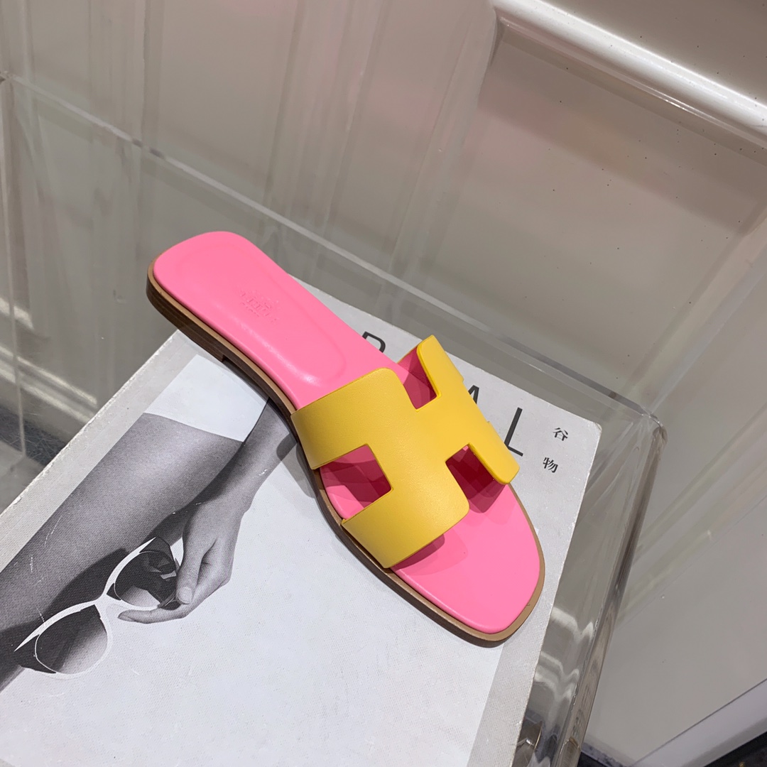 NO:262219,Classic cowhide leather cross series, new version (Hermès), packaging upgrade, pattern workmanship and material upgrade Hermes market's highest version pure handmade shoes, top-level product Hermes H-drag flat slippers ———————— The most classic, real handmade shoes, even the number of needle and thread traces is the same as the original, master-level pure handmade, industry highest version, Italian imported cowhide   original custom-grade Australian sheepskin footbed   genuine leather sole, top exclusive packaging box 35-39 (34.40.41.42 custom-made, no return or exchange), slippers, hermes, hermes, slippers, cowhide, sheepskin, Leather soles19860909经典牛皮面系列 全新改版（Hermès） 包装升级,版型做工材料升级 Hermes市场最高版本纯手工鞋 顶级产品爱马仕H拖 平底拖鞋 —————————— 经典之最,真正的手工鞋,连针线走线数量都和原版一样, 师傅级纯手工打造 行业最高版本 意大利进口牛皮 原版订制级澳洲羊皮垫脚 真皮大底,顶级专属包装盒 35-39（34.40.41.42定做不退换）,拖鞋,hermes,hermes,slippers,cowhide,sheepskin,Leather soles,Women's Shoes