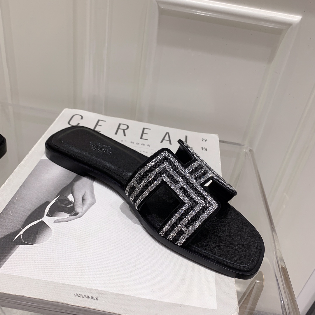 NO:262217,Heat diamond series, new revamp (Hermès), packaging upgrade, pattern workmanship and material upgrade Hermes market's highest version of pure handmade shoes, top-level product Hermes H-drag Flat-soled slippers ————————— The most classic, real handmade shoes, even the number of needle and thread traces is the same as the original, master-level pure handmade, industry highest version, Italian imported cowhide   original custom-grade Australian sheepskin footbed   genuine leather sole, top exclusive packaging box 35-39 (34.40.41.42 custom-made, no return or exchange), slippers, hermes, hermes, slippers, cowhide, sheepskin, Leather soles19860909烫钻系列 全新改版（Hermès） 包装升级,版型做工材料升级 Hermes市场最高版本纯手工鞋 顶级产品爱马仕H拖 平底拖鞋 —————————— 经典之最,真正的手工鞋,连针线走线数量都和原版一样, 师傅级纯手工打造 行业最高版本 意大利进口牛皮 原版订制级澳洲羊皮垫脚 真皮大底,顶级专属包装盒 35-39（34.40.41.42定做不退换）,拖鞋,hermes,hermes,slippers,cowhide,sheepskin,Leather soles,Women's Shoes