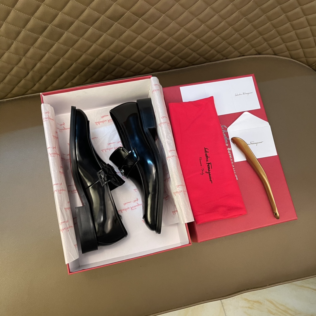 J5  配全套包装牛皮内里顶级货 2022菲拉格慕.Ferragamo 香港专柜再现传奇.头层牛皮压纹 搭配鞋头时尚设计无限创意.经典中带有时尚的元素.👟👟商务风显得更突出 商务系列皮鞋设计 适合出现各种场合 司机驾车🚗 懒人套脚乐福款 正装鞋 真木大底 .男鞋正码：38-44 45🉑️定制 黑色 可选 一系列压花