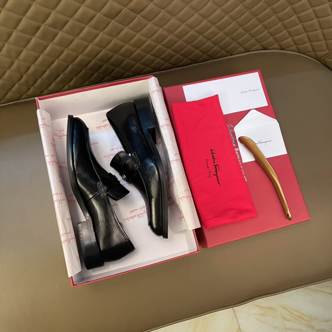 J5  配全套包装牛皮内里顶级货 2022菲拉格慕.Ferragamo 香港专柜再现传奇.头层牛皮压纹 搭配鞋头时尚设计无限创意.经典中带有时尚的元素.👟👟商务风显得更突出 商务系列皮鞋设计 适合出现各种场合 司机驾车🚗 懒人套脚乐福款 正装鞋 真木大底 .男鞋正码：38-44 45🉑️定制 黑色 可选 一系列压花