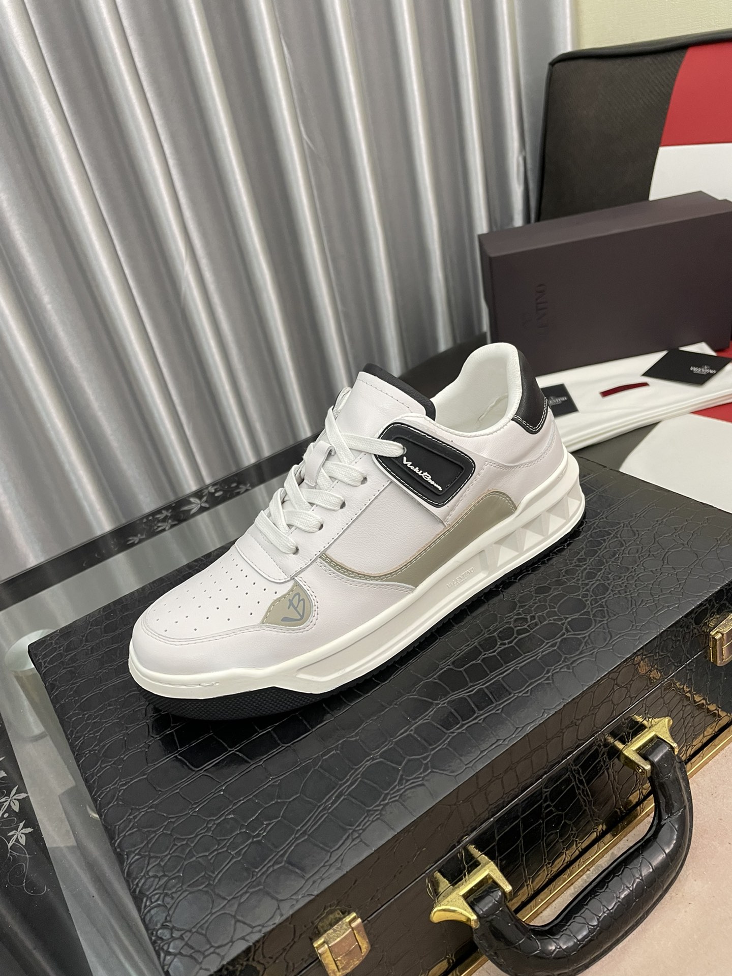 J5   华伦天奴VLTN 区别市场普遍版本 华伦家尖端运动鞋新品，经反复试验终打造出完美版本 经典的华伦家迷彩花纹搭配高超工艺技术 瞬间成为高富帅，意大利进口原版迷彩进口布料，透气舒适牛皮内里 鞋底：原厂特供原版底超级舒适，原厂跟单货 高品质，可随意进出专柜，欢迎对比专柜同步