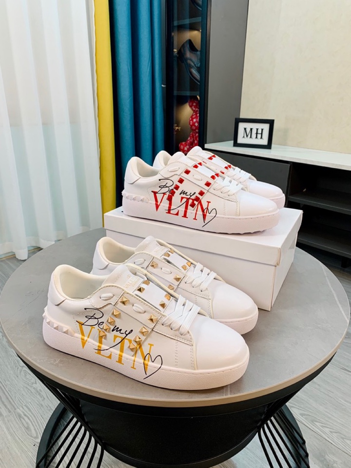 J0  VALENTINO华伦天奴最新时装周走秀情侣款，张艺兴等众网红明星同款🔥一比一独家私模[得意]重磅来袭🎉🎉👟👟.经典图案最具特色的拼色大底[得意][得意][强][强]面料采用高端头层牛皮复杂字母3D打印工艺➕羊皮内里.超轻橡胶大底。