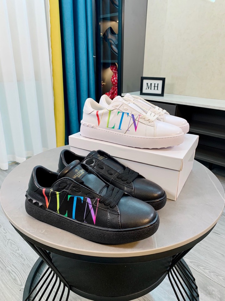 I5  高版本 Valentino华伦天奴情侣款 官网一比一复刻 ，時尚休闲男鞋🔜鞋面選用进口上等原版头层牛皮，羊皮内里，上脚非常有型，个性时尚橡膠耐磨大底，