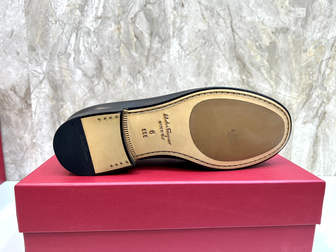 suela de cuero original P590 marca: Ferragamo (Ferragamo) código estándar: código de los hombres 38-