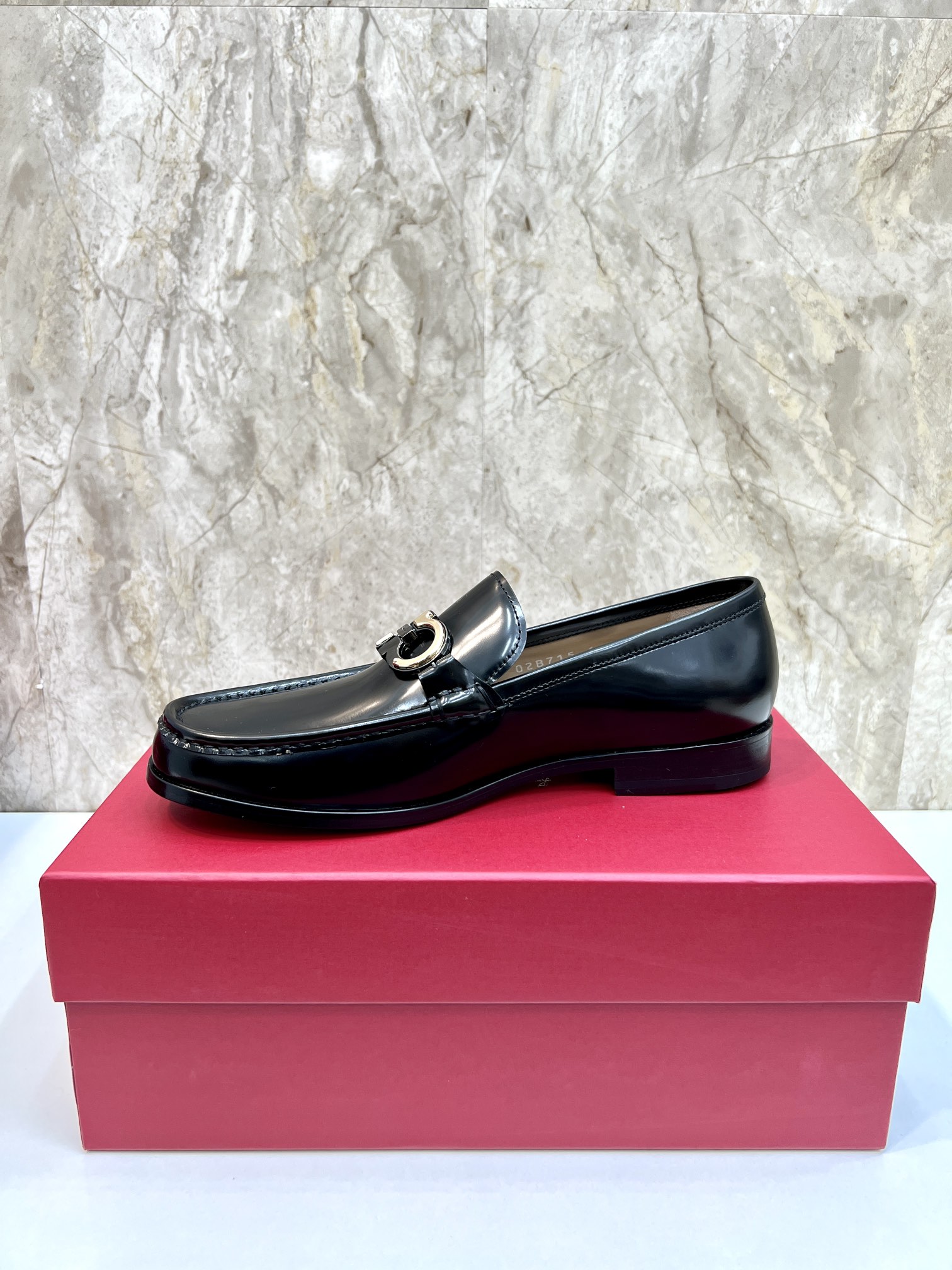 suela de cuero original P590 marca: Ferragamo (Ferragamo) código estándar: código de los hombres 38-