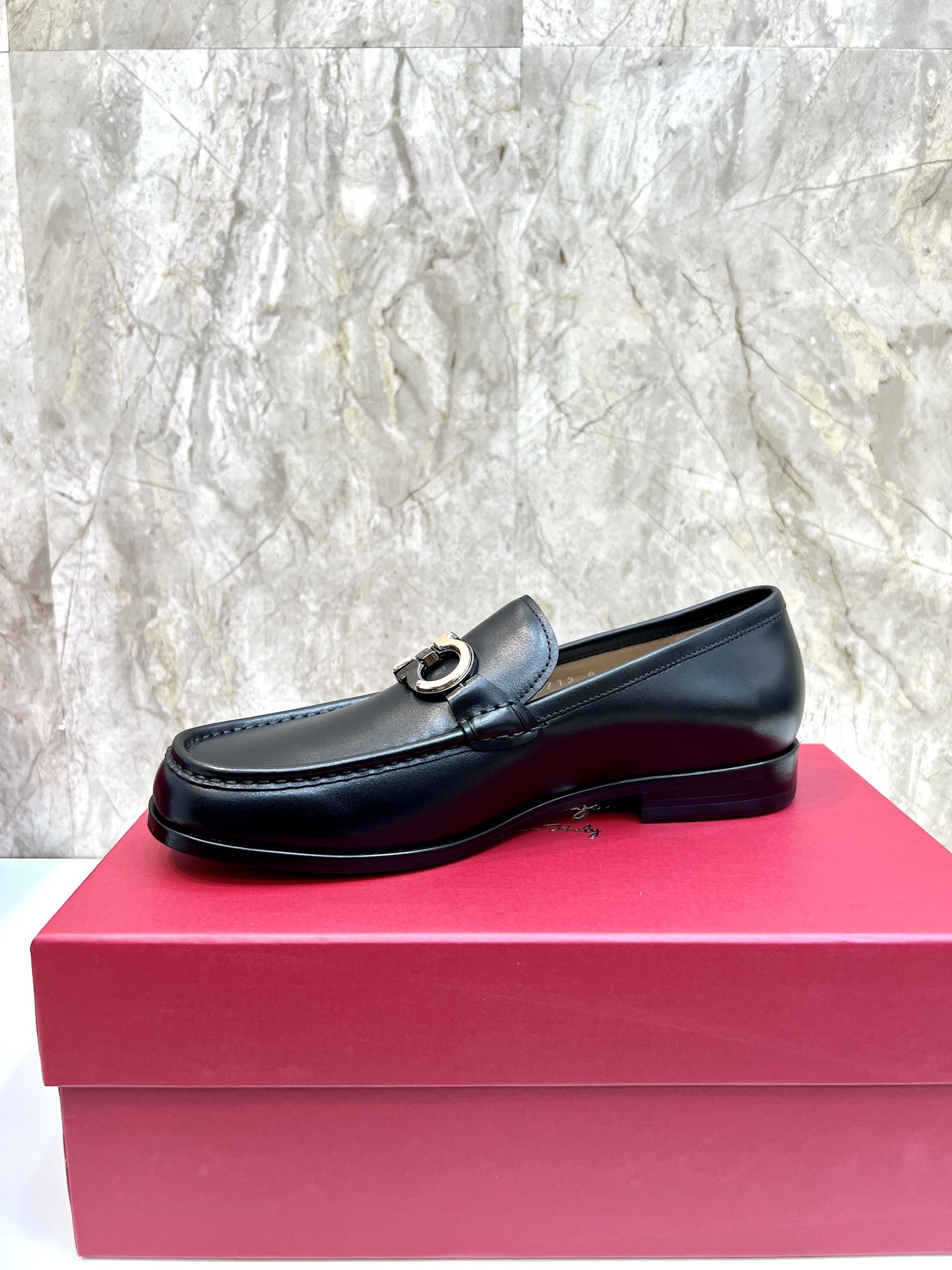 suela de cuero original P590 marca: Ferragamo (Ferragamo) código estándar: código de los hombres 38-